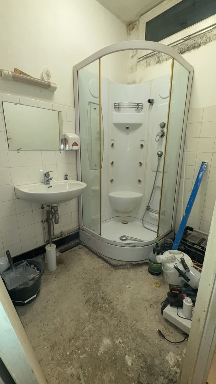 Photographie d'une salle de bain avant la rénovation