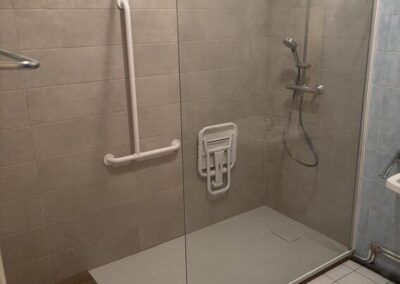 photographie prise par Zucchett'eau d'une salle de bain, douche à l'italienne d'un client, rénovée, moderne et adaptée aux personnes à mobilité réduite