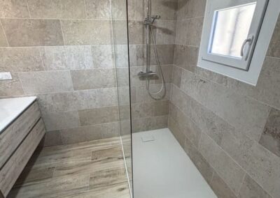 photographie prise par Zucchett'eau d'une salle de bain, douche à l'italienne d'un client, rénovée, moderne, avec un sèche-serviette.
