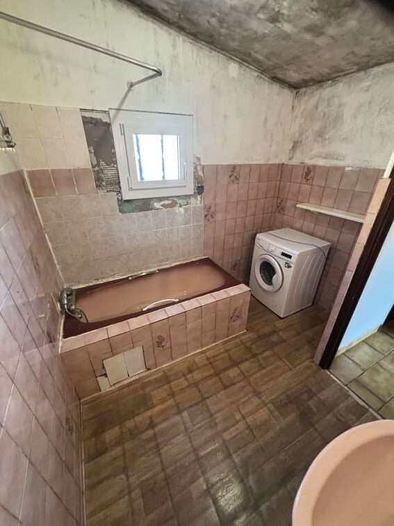 Photographie d'une salle de bain avant la rénovation