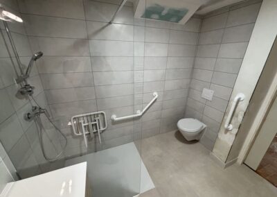 photographie prise par Zucchett'eau d'une salle de bain, douche à l'italienne d'un client, rénovée, moderne et adaptée aux personnes à mobilité réduite